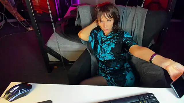 Elizabe th online show from 03/16/25, 04:09