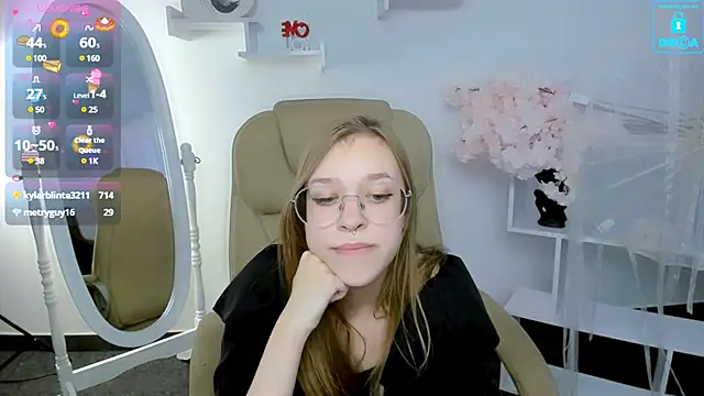 Snapshot of LayriantaVee chatting on 02/03/25, 10:03 LayriantaVee online show from 02/03/25, 10:03