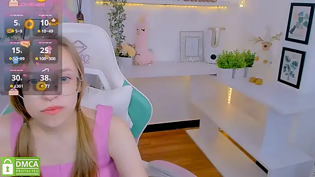 Snapshot of LayriantaVee chatting on 02/10/25, 07:04 LayriantaVee online show from 02/10/25, 07:04