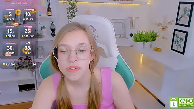 Snapshot of LayriantaVee chatting on 02/10/25, 10:09 LayriantaVee online show from 02/10/25, 10:09