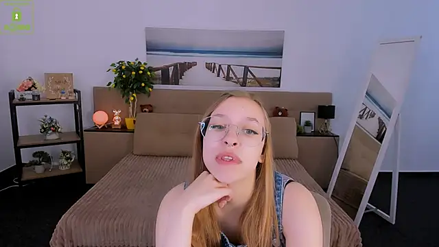 Snapshot of LayriantaVee chatting on 03/05/25, 06:54 LayriantaVee online show from 03/05/25, 06:54