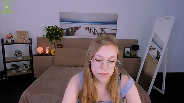 Snapshot of LayriantaVee chatting on 03/05/25, 01:06 LayriantaVee online show from 03/05/25, 01:06