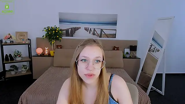 Snapshot of LayriantaVee chatting on 03/06/25, 07:03 LayriantaVee online show from 03/06/25, 07:03