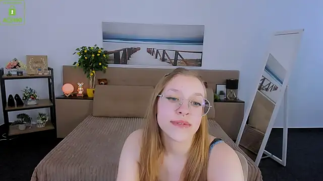 Snapshot of LayriantaVee chatting on 03/06/25, 10:09 LayriantaVee online show from 03/06/25, 10:09