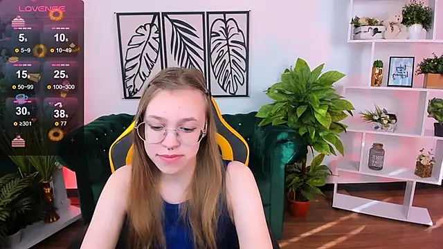 Snapshot of LayriantaVee chatting on 03/07/25, 06:57 LayriantaVee online show from 03/07/25, 06:57