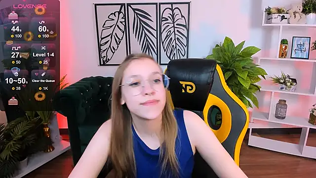 Snapshot of LayriantaVee chatting on 03/07/25, 10:02 LayriantaVee online show from 03/07/25, 10:02