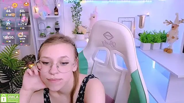 Snapshot of LayriantaVee chatting on 03/19/25, 01:18 LayriantaVee online show from 03/19/25, 01:18