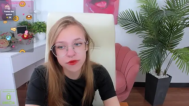 Snapshot of LayriantaVee chatting on 09/22/25, 06:15 LayriantaVee online show from 09/22/25, 06:15