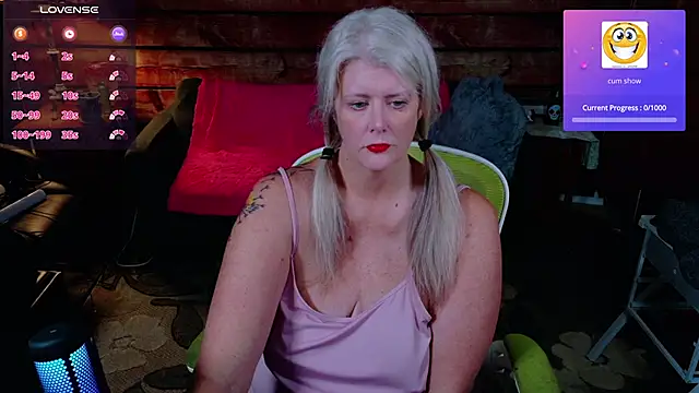 Snapshot of AliceHarlot chatting on 10/22/25, 03:07 AliceHarlot online show from 10/22/25, 03:07