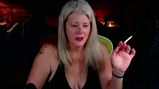 Snapshot of AliceHarlot chatting on 11/19/25, 05:18 AliceHarlot online show from 11/19/25, 05:18