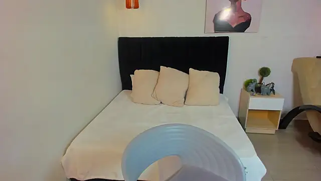 Snapshot of Scarlett__bell chatting on 10/10/25, 01:32 Scarlett bell online show from 10/10/25, 01:32