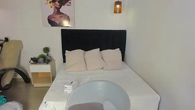 Snapshot of Scarlett__bell chatting on 10/20/25, 01:11 Scarlett bell online show from 10/20/25, 01:11