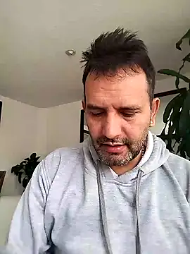 Snapshot of RogueTraveler chatting on 02/03/25, 02:55 RogueTraveler online show from 02/03/25, 02:55