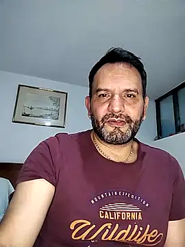 Snapshot of RogueTraveler chatting on 02/14/25, 01:23 RogueTraveler online show from 02/14/25, 01:23