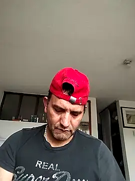 Snapshot of RogueTraveler chatting on 03/18/25, 06:26 RogueTraveler online show from 03/18/25, 06:26