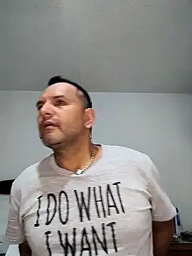 Snapshot of RogueTraveler chatting on 09/18/25, 02:57 RogueTraveler online show from 09/18/25, 02:57