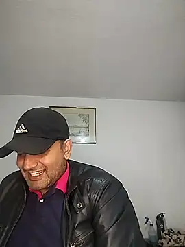 Snapshot of RogueTraveler chatting on 10/16/25, 03:51 RogueTraveler online show from 10/16/25, 03:51