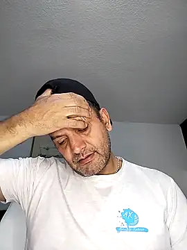 Snapshot of RogueTraveler chatting on 10/31/25, 03:29 RogueTraveler online show from 10/31/25, 03:29