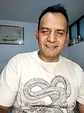 Snapshot of RogueTraveler chatting on 11/07/25, 03:50 RogueTraveler online show from 11/07/25, 03:50