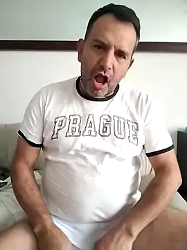 Snapshot of RogueTraveler chatting on 11/13/25, 07:46 RogueTraveler online show from 11/13/25, 07:46