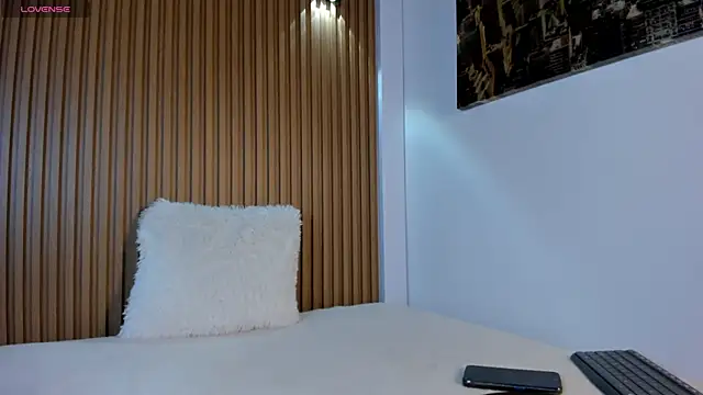 Snapshot of valentina_lux chatting on 03/21/25, 07:24 valentina lux online show from 03/21/25, 07:24