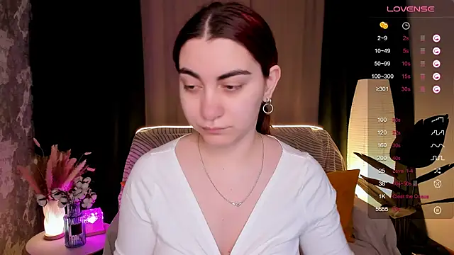 Snapshot of hannacheekss_ chatting on 02/06/26, 01:54 hannacheekss online show from 02/06/26, 01:54