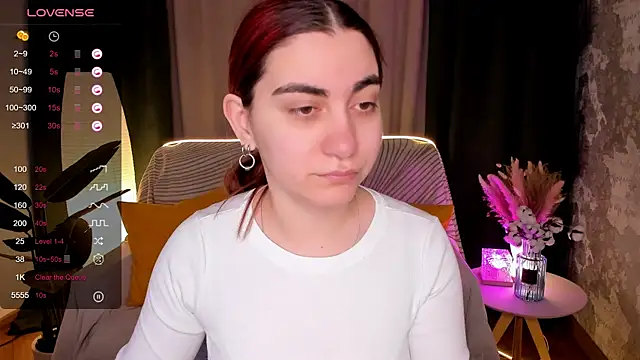 Snapshot of hannacheekss_ chatting on 02/19/26, 02:07 hannacheekss online show from 02/19/26, 02:07