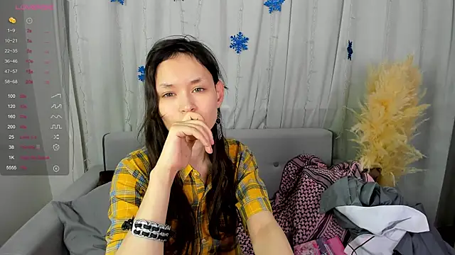 Emily Strikeee online show from 12/15/24, 10:18