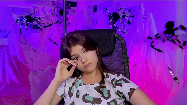 Snapshot of EvaThopson chatting on 10/29/25, 12:07 EvaThopson online show from 10/29/25, 12:07