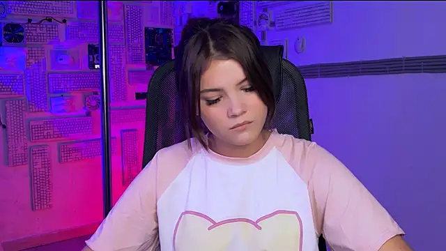 Snapshot of EvaThopson chatting on 11/21/25, 08:24 EvaThopson online show from 11/21/25, 08:24