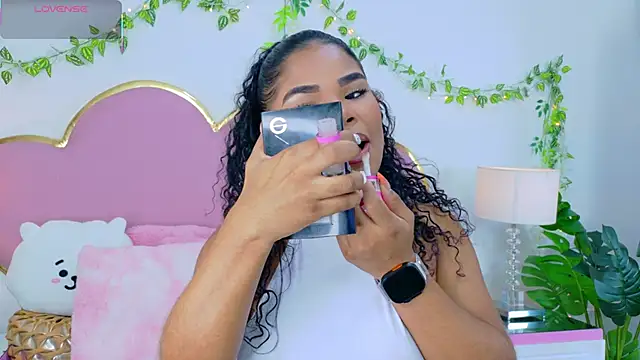 Snapshot of NahiaraReina chatting on 10/25/25, 01:18 NahiaraReina online show from 10/25/25, 01:18