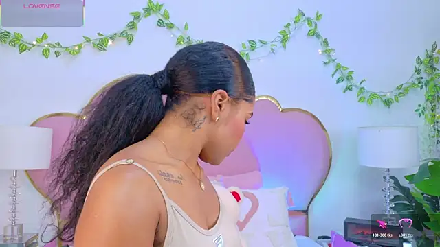 Snapshot of NahiaraReina chatting on 12/05/25, 01:52 NahiaraReina online show from 12/05/25, 01:52