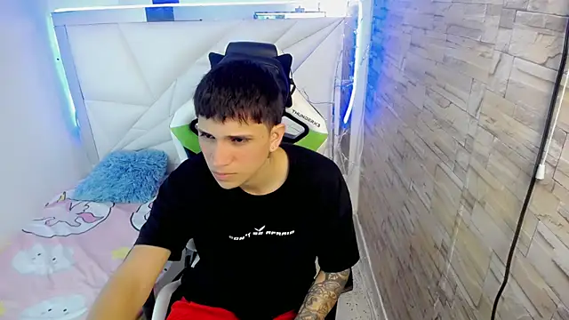 Snapshot of Brayan_lopezz chatting on 01/18/25, 01:08 Brayan lopezz online show from 01/18/25, 01:08