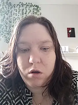 Snapshot of CurvyMilf1992 chatting on 10/15/25, 07:08 CurvyMilf1992 online show from 10/15/25, 07:08