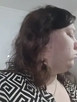 Snapshot of CurvyMilf1992 chatting on 10/17/25, 06:27 CurvyMilf1992 online show from 10/17/25, 06:27