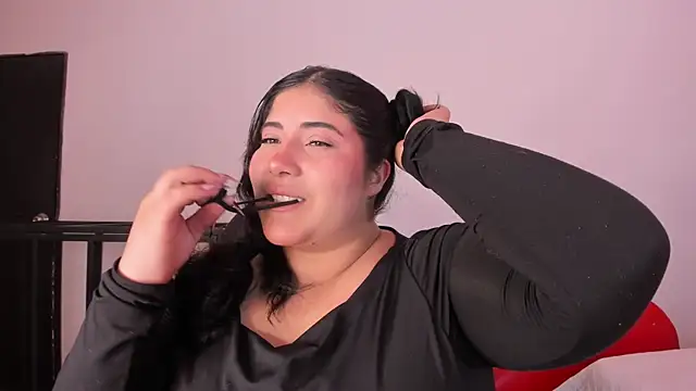 Snapshot of AmberiniHoffman chatting on 02/12/26, 12:00 AmberiniHoffman online show from 02/12/26, 12:00