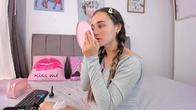 Snapshot of naughtyloverss chatting on 12/17/25, 03:51 naughtyloverss online show from 12/17/25, 03:51