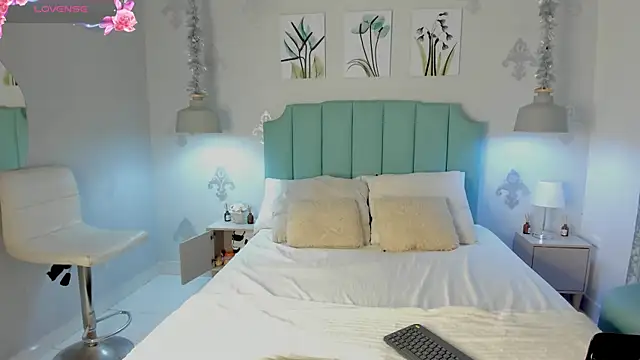 Khenta Michells online show from 02/11/25, 10:37