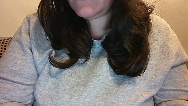 Snapshot of Maebi chatting on 12/14/24, 09:24 Maebi online show from 12/14/24, 09:24