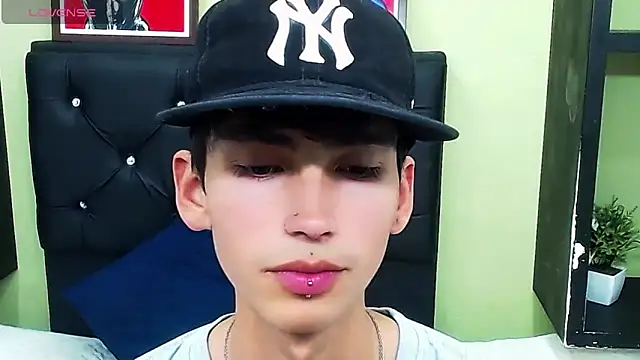 Snapshot of ttimy_x_boy chatting on 01/18/25, 02:03 ttimy x boy online show from 01/18/25, 02:03