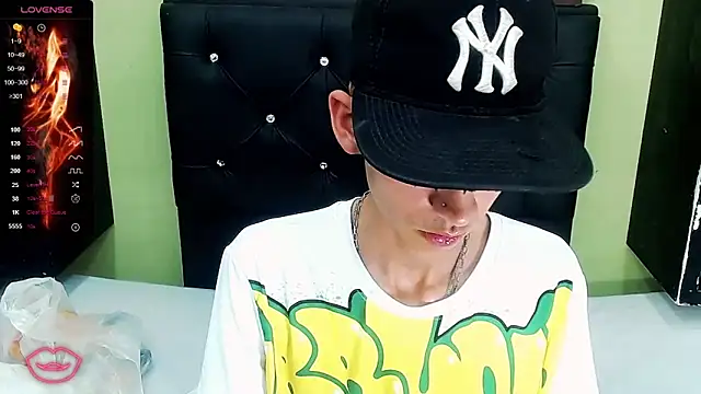 Snapshot of ttimy_x_boy chatting on 03/12/25, 11:12 ttimy x boy online show from 03/12/25, 11:12