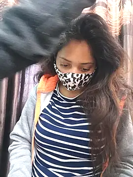 Snapshot of bigtitsqueen chatting on 01/13/25, 05:44 bigtitsqueen online show from 01/13/25, 05:44