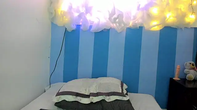 Snapshot of britny_clouds chatting on 01/08/25, 12:37 britny clouds online show from 01/08/25, 12:37