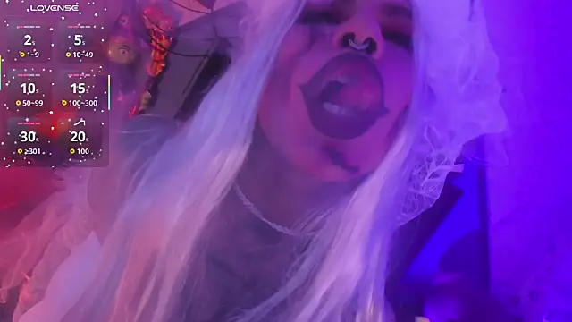 Snapshot of delilah_fix chatting on 10/31/25, 08:43 delilah fix online show from 10/31/25, 08:43