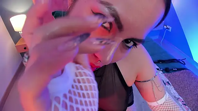 Snapshot of delilah_fix chatting on 11/25/25, 08:20 delilah fix online show from 11/25/25, 08:20