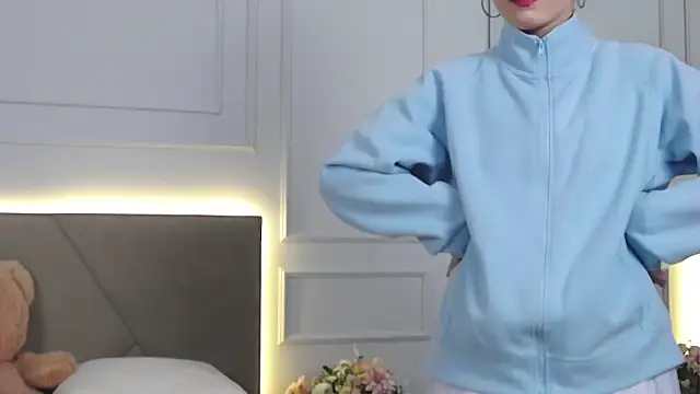 LeilaLow online show from 12/21/24, 12:06