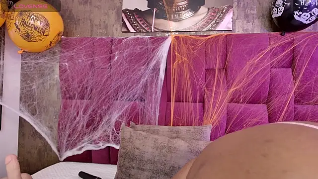 nicole  parker1 online show from 10/29/25, 07:04