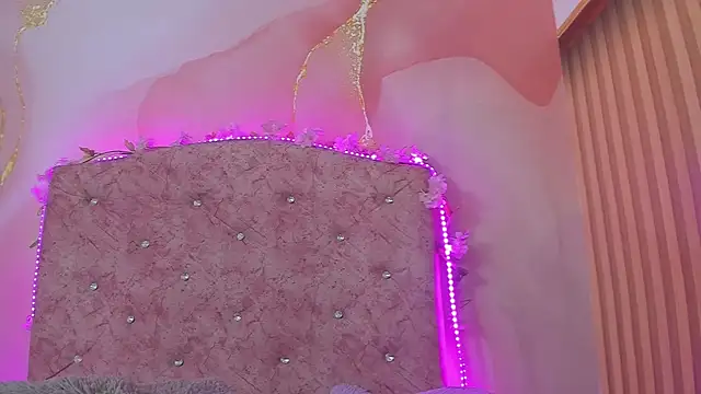 Snapshot of Bella__sweet chatting on 12/19/25, 10:44 Bella sweet online show from 12/19/25, 10:44