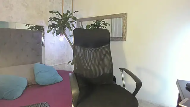 Snapshot of pixy_20 chatting on 12/15/24, 04:18 pixy 20 online show from 12/15/24, 04:18