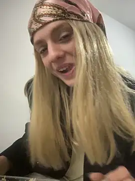 Snapshot of spacegirlll chatting on 10/28/25, 05:26 spacegirlll online show from 10/28/25, 05:26